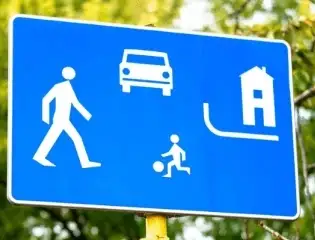 Road signs, signals and instructions in road traffic